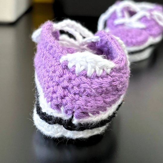 Example of a double crochet stitch - knotorious.loops baby sneakers Example of a double crochet stitch - knotorious.loops baby sneakers