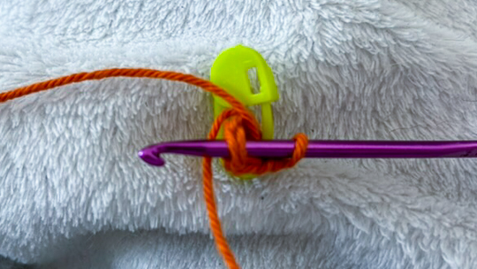 Step 1 of joining amigurumi parts without sewing or gaps Step 1 of joining amigurumi parts without sewing or gaps