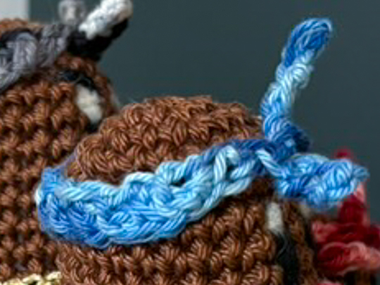 Example of a crochet Moss stitch in knotorious.loops amigurumi pattern bandana 3